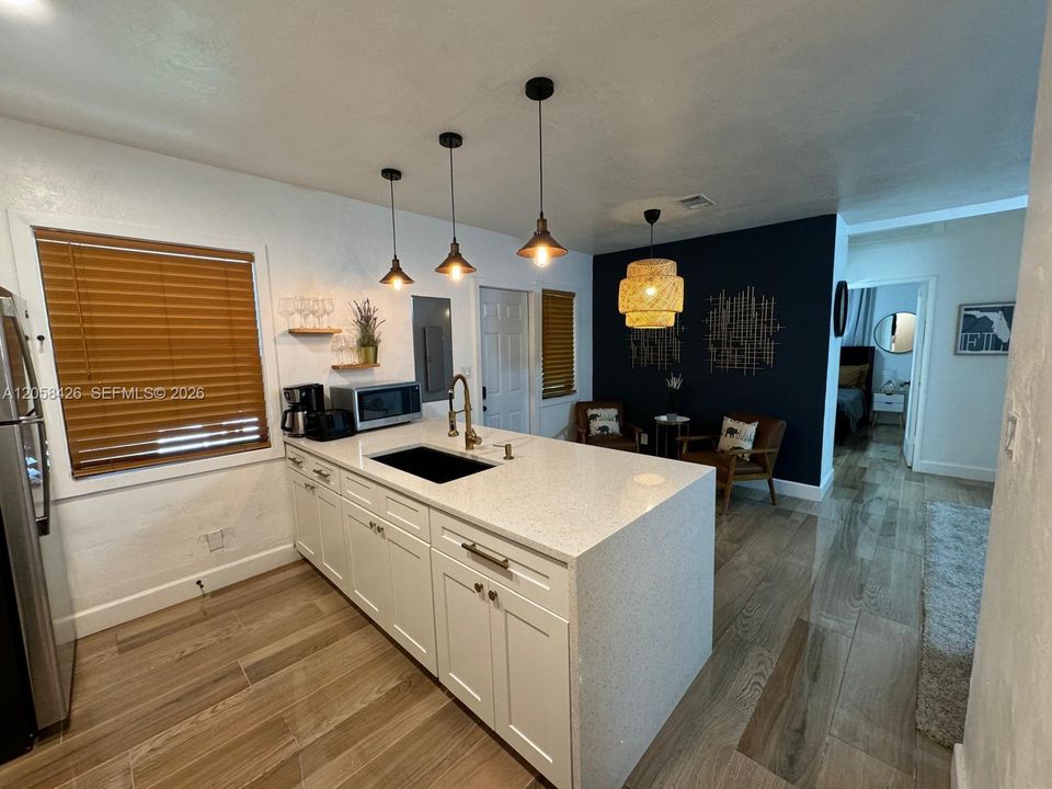 For Rent: $2,700 (2 beds, 1 baths, 924 Square Feet)