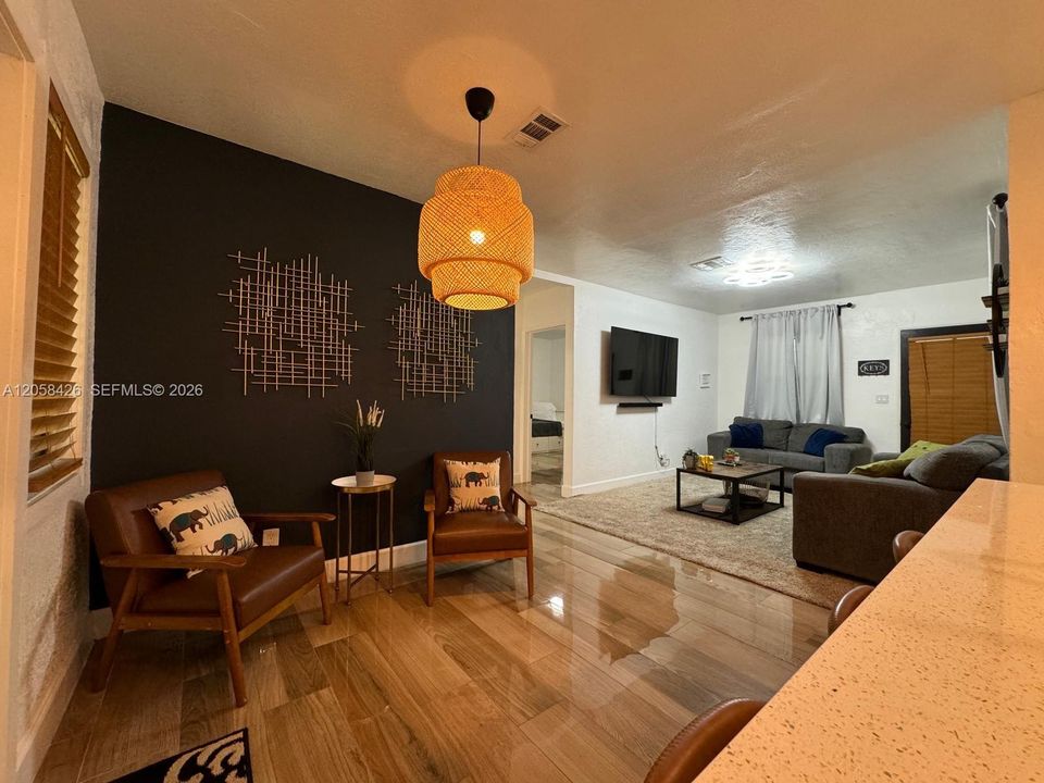 For Rent: $2,700 (2 beds, 1 baths, 924 Square Feet)