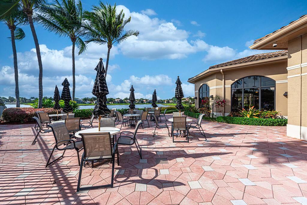 full service restaurant outside/in