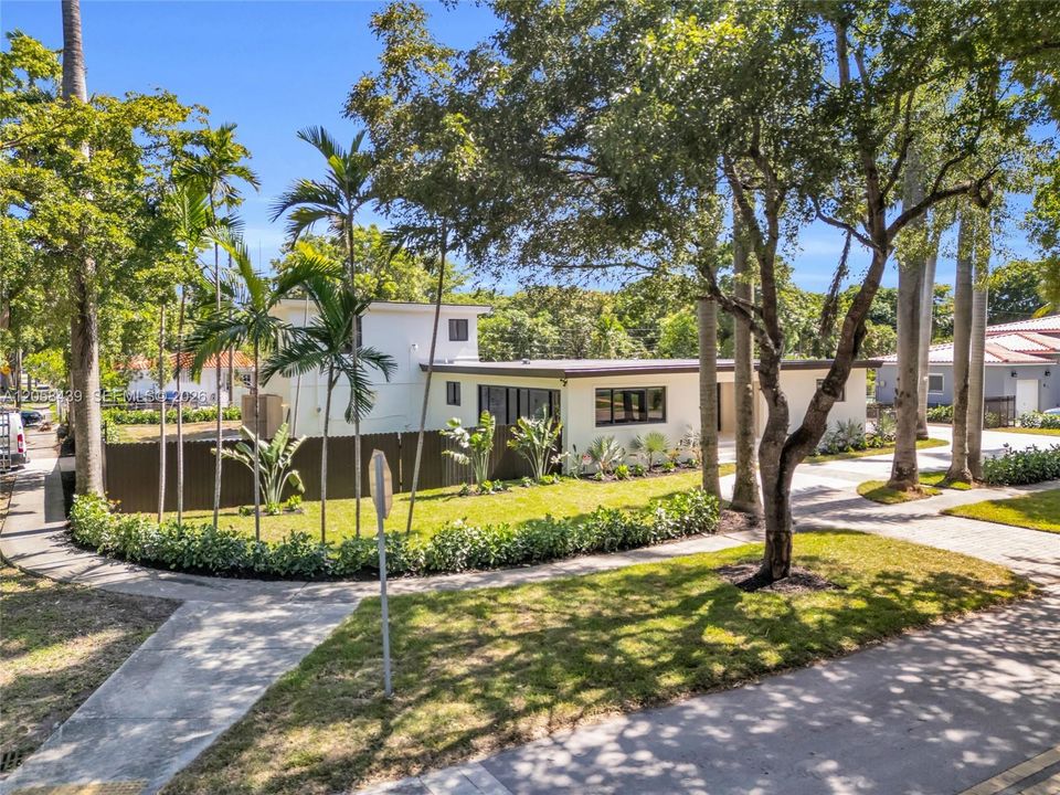 En Venta: $925,000 (4 camas, 3 baños, 2601 Pies cuadrados)