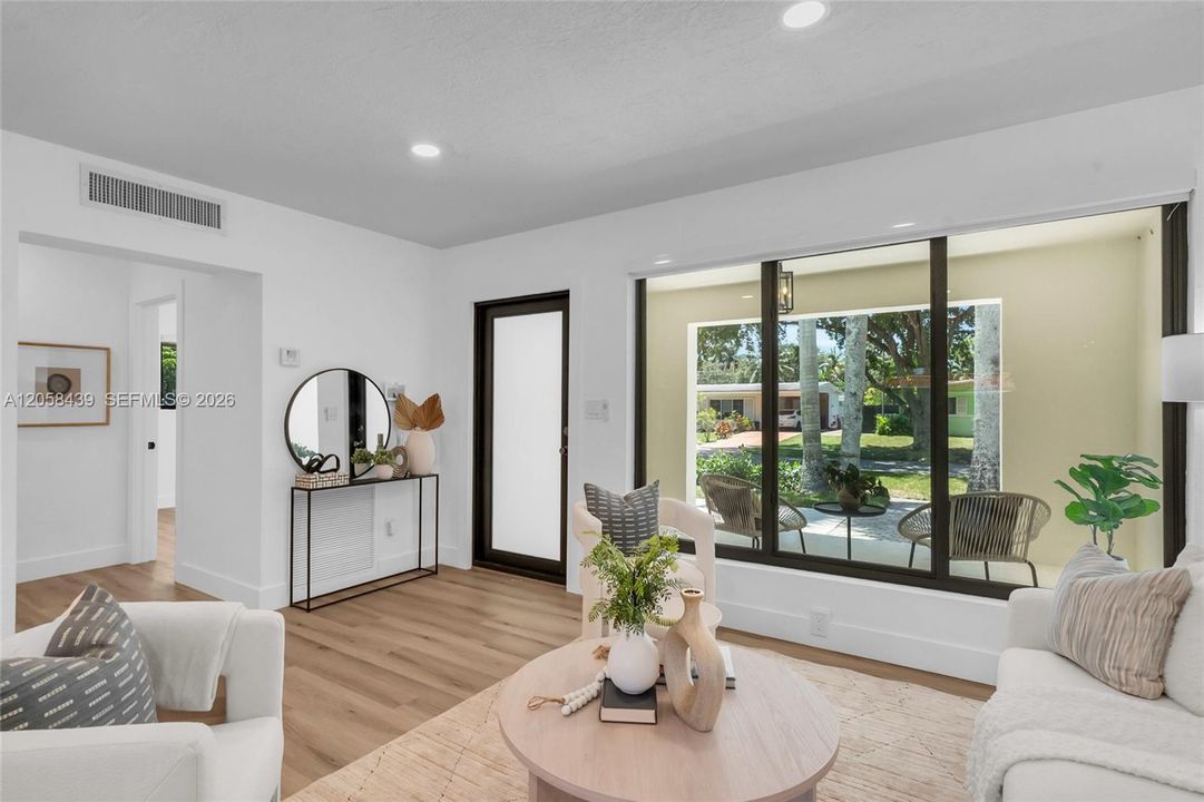 En Venta: $925,000 (4 camas, 3 baños, 2601 Pies cuadrados)