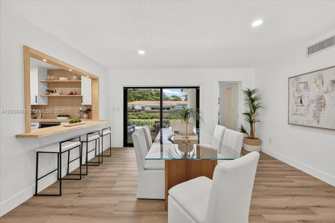 En Venta: $925,000 (4 camas, 3 baños, 2601 Pies cuadrados)