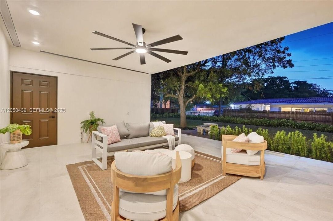 En Venta: $925,000 (4 camas, 3 baños, 2601 Pies cuadrados)