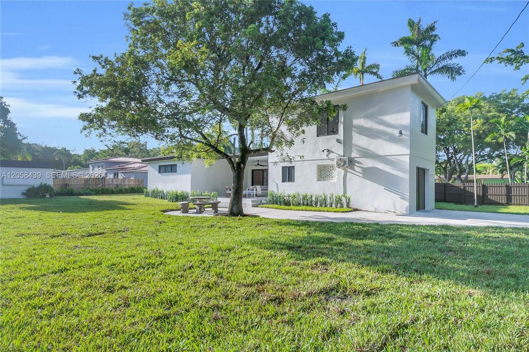 En Venta: $925,000 (4 camas, 3 baños, 2601 Pies cuadrados)