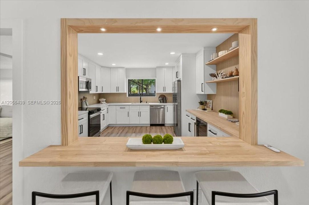 En Venta: $925,000 (4 camas, 3 baños, 2601 Pies cuadrados)