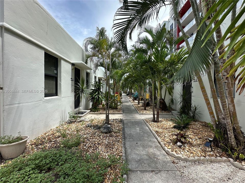 For Sale: $419,750 (1 beds, 1 baths, 504 Square Feet)