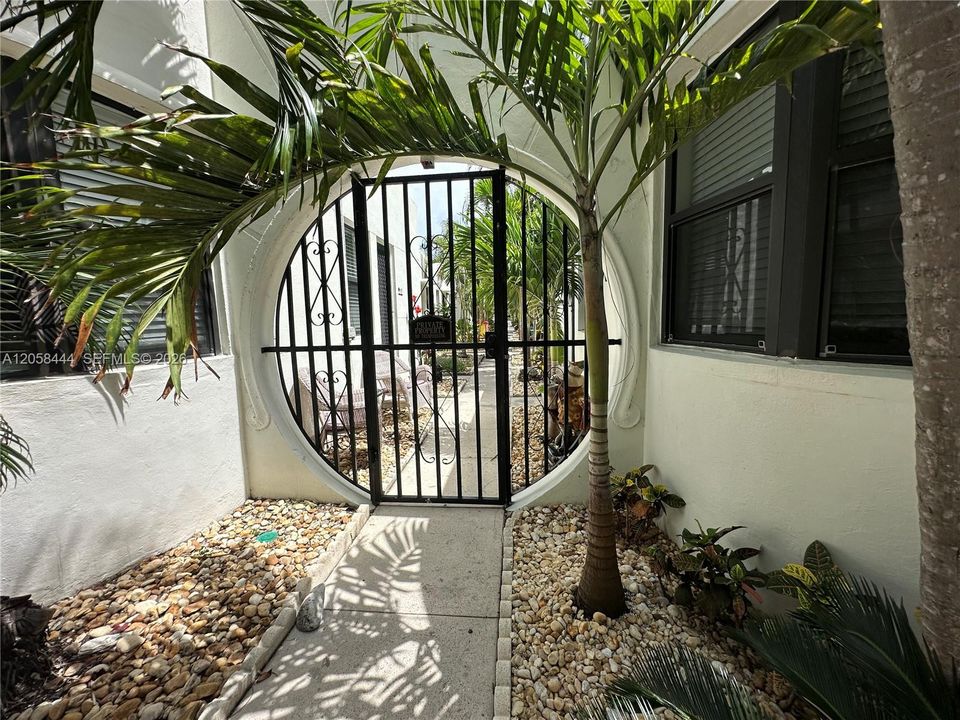 For Sale: $419,750 (1 beds, 1 baths, 504 Square Feet)