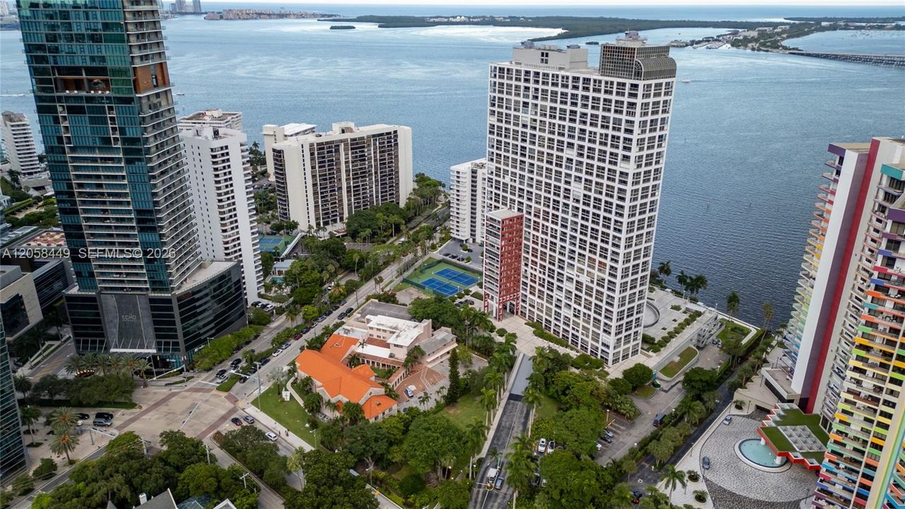 Activo con contrato: $997,000 (2 camas, 2 baños, 1640 Pies cuadrados)