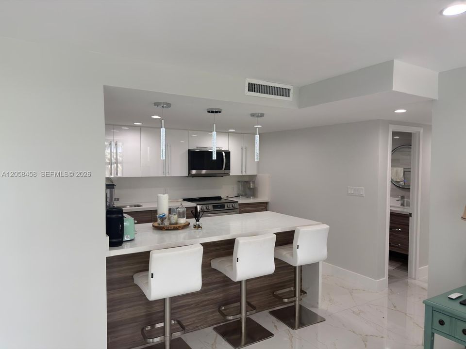 В аренду: $4,500 (2 спален, 2 ванн, 1100 Квадратных фут)