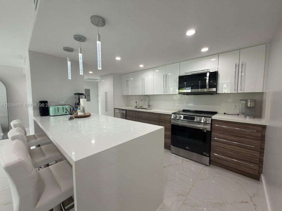 В аренду: $4,500 (2 спален, 2 ванн, 1100 Квадратных фут)