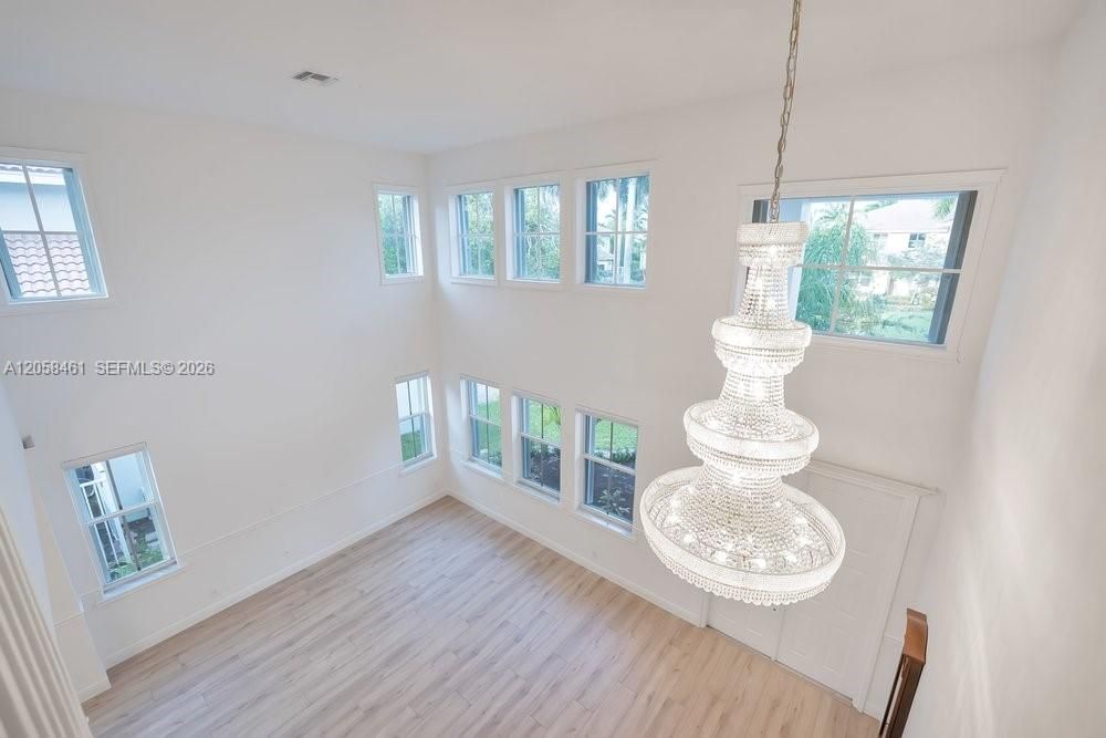 В аренду: $8,000 (6 спален, 4 ванн, 3894 Квадратных фут)