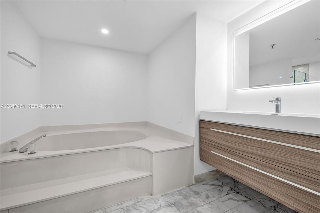En Renta: $12,000 (3 camas, 3 baños, 2388 Pies cuadrados)