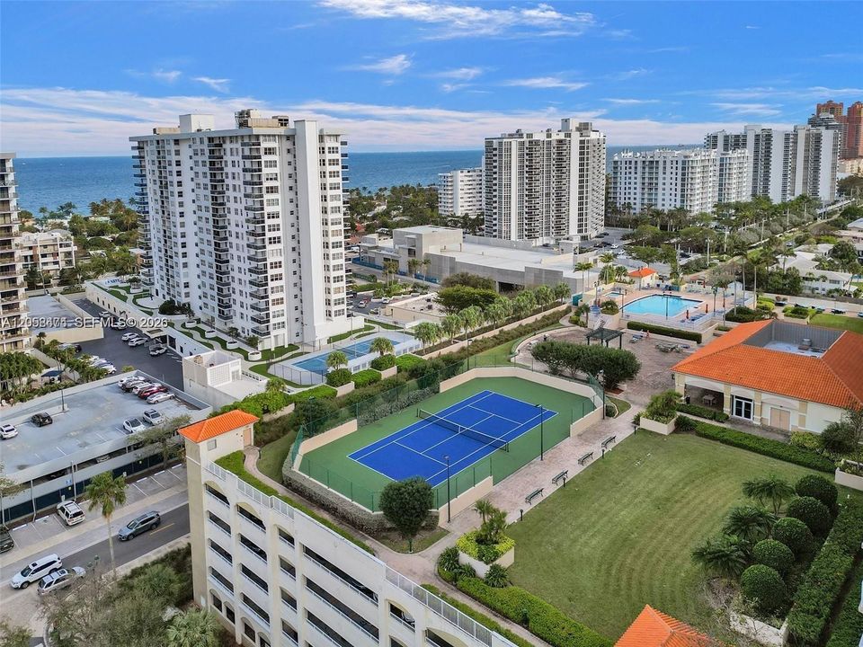 На продажу: $649,900 (2 спален, 2 ванн, 1100 Квадратных фут)