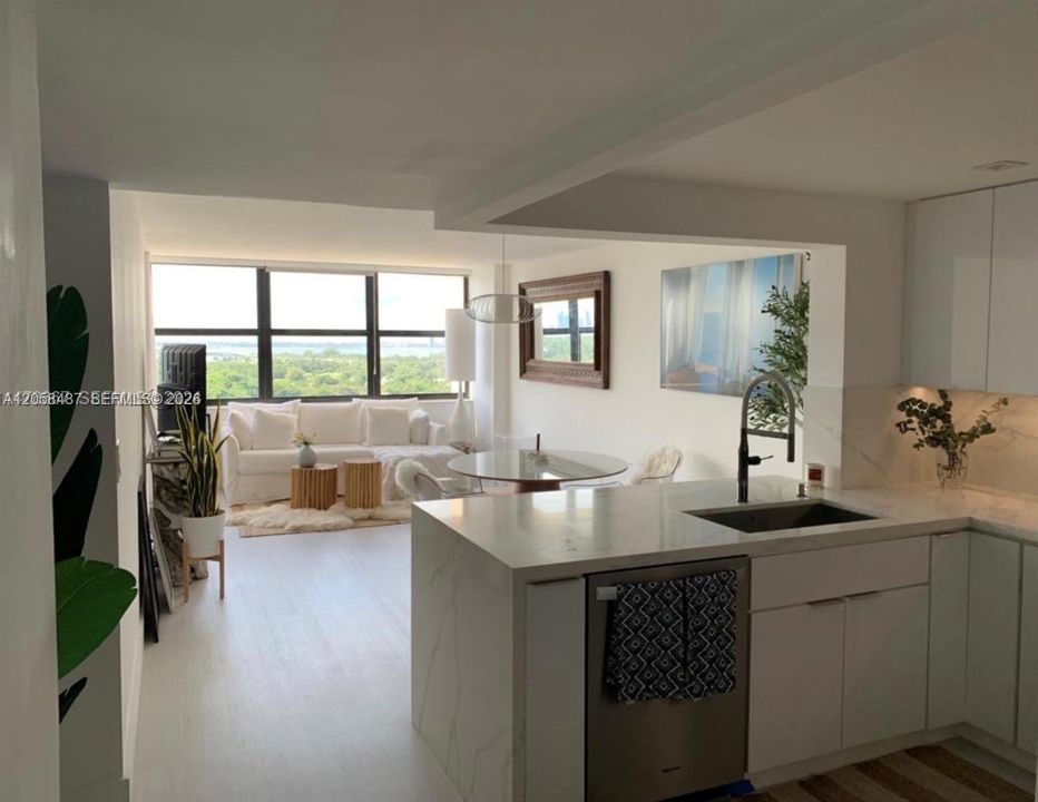 В аренду: $4,750 (2 спален, 2 ванн, 890 Квадратных фут)