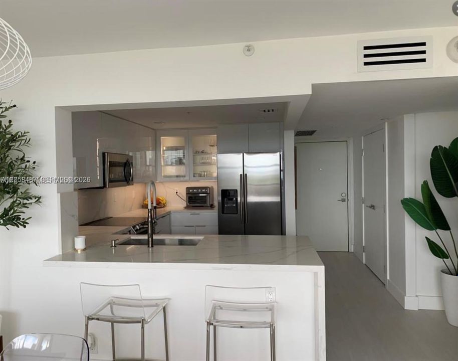 В аренду: $4,750 (2 спален, 2 ванн, 890 Квадратных фут)