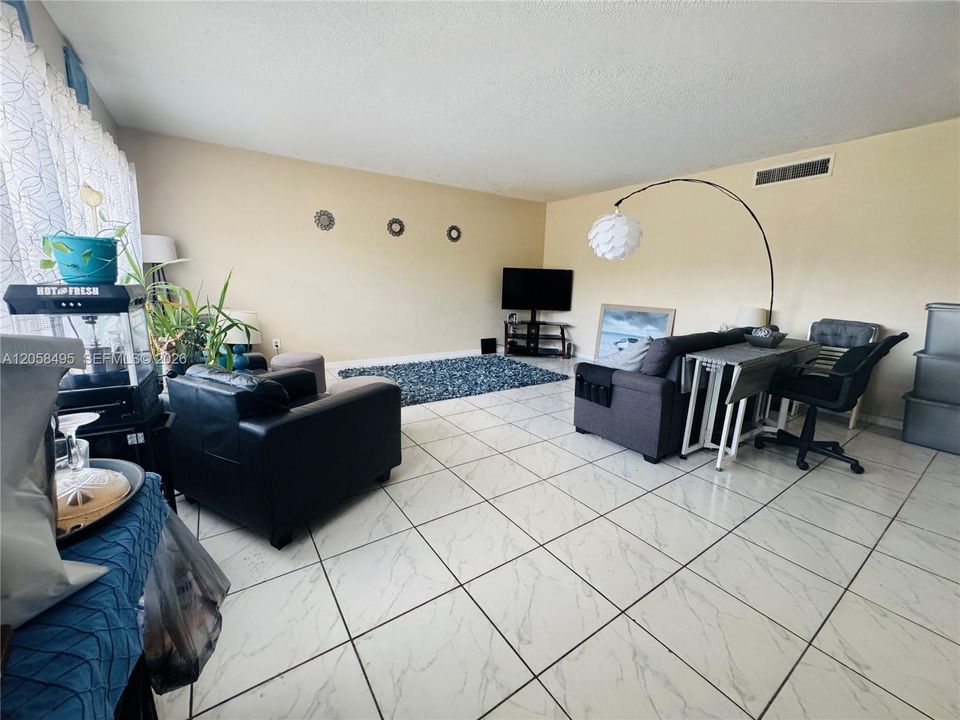 For Sale: $245,000 (2 beds, 2 baths, 1271 Square Feet)