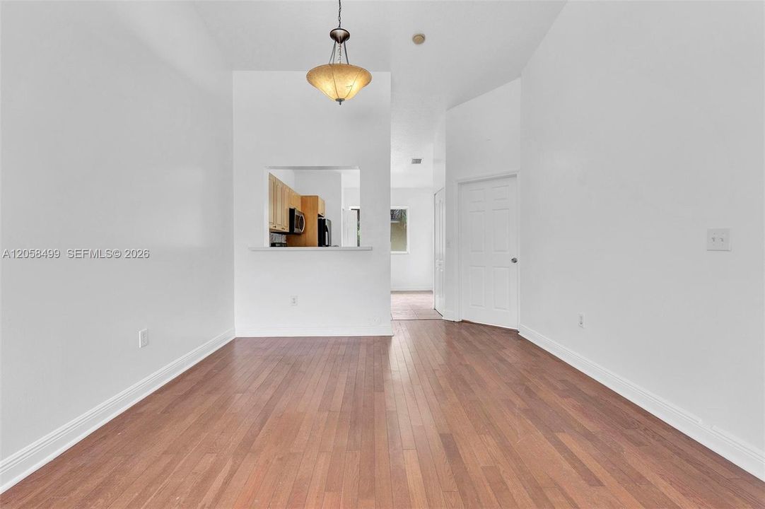 В аренду: $2,250 (2 спален, 2 ванн, 970 Квадратных фут)