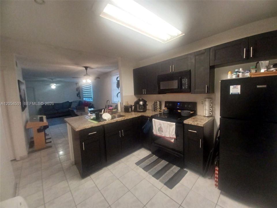 For Sale: $165,000 (2 beds, 1 baths, 1000 Square Feet)