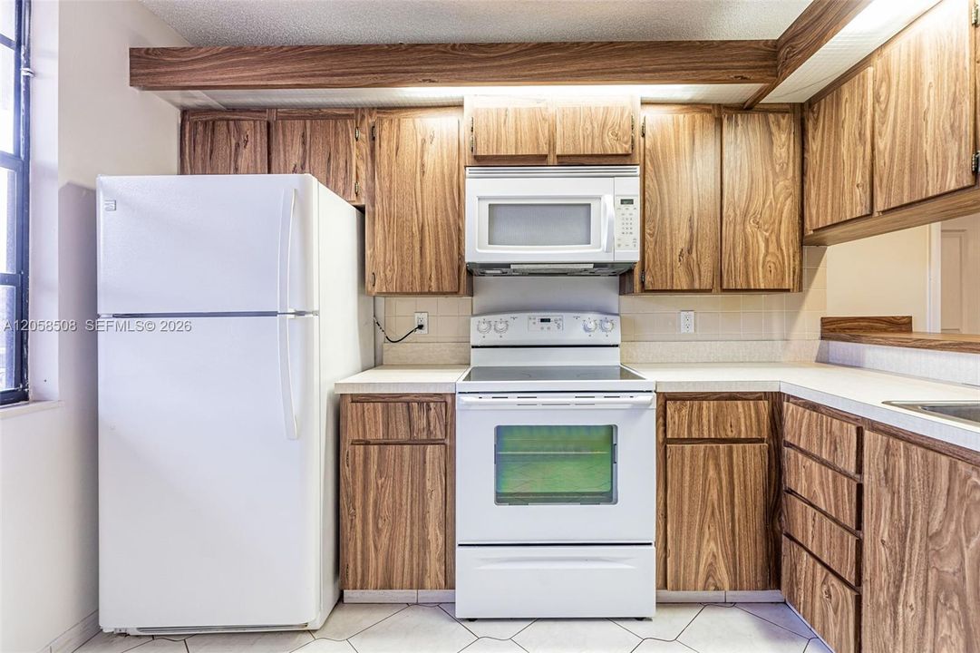 На продажу: $265,000 (2 спален, 2 ванн, 1385 Квадратных фут)