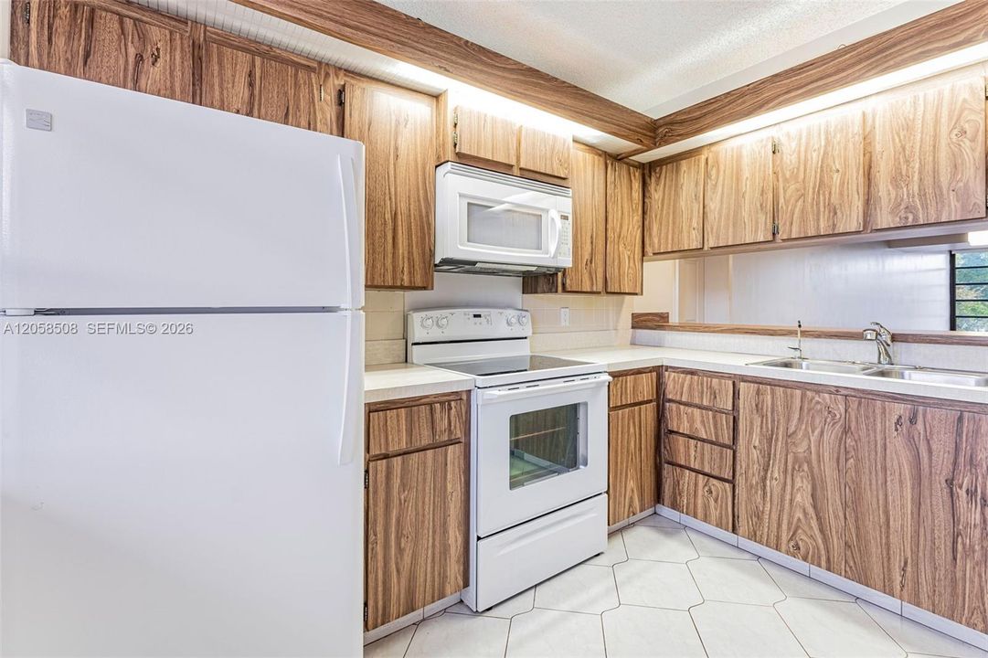 На продажу: $265,000 (2 спален, 2 ванн, 1385 Квадратных фут)