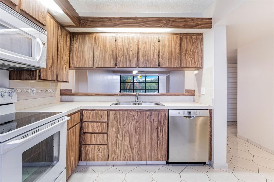 На продажу: $265,000 (2 спален, 2 ванн, 1385 Квадратных фут)