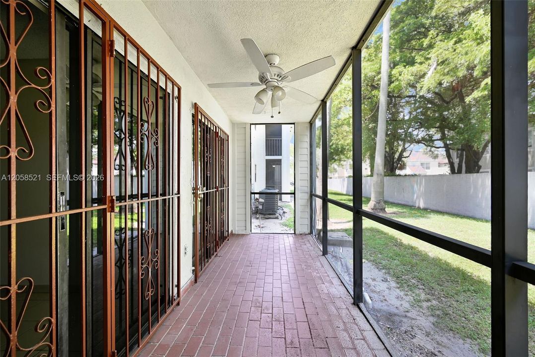 На продажу: $250,000 (2 спален, 1 ванн, 870 Квадратных фут)