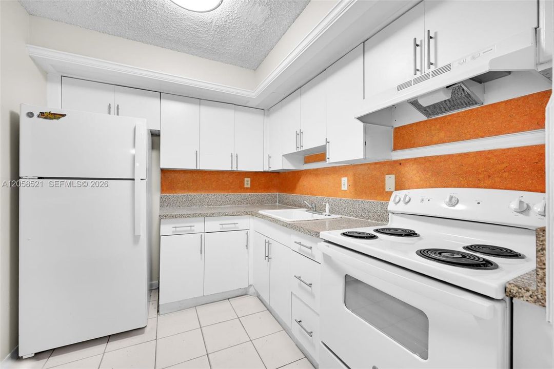 На продажу: $250,000 (2 спален, 1 ванн, 870 Квадратных фут)