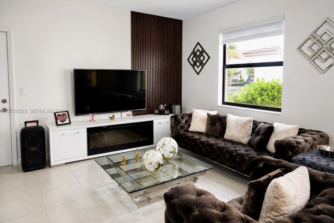 En Venta: $569,000 (3 camas, 2 baños, 1812 Pies cuadrados)