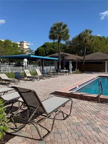 For Rent: $2,350 (2 beds, 2 baths, 1100 Square Feet)