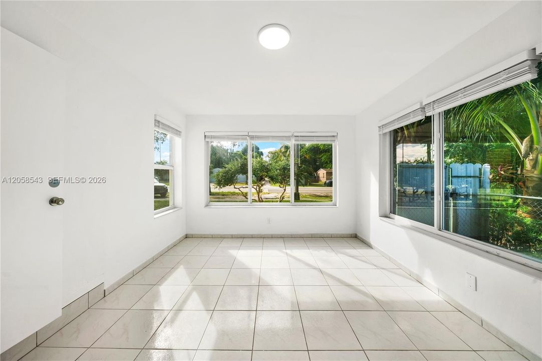 En Renta: $3,495 (3 camas, 2 baños, 1076 Pies cuadrados)
