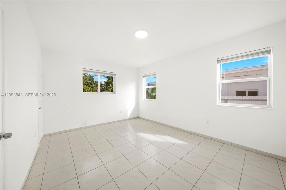 En Renta: $3,495 (3 camas, 2 baños, 1076 Pies cuadrados)