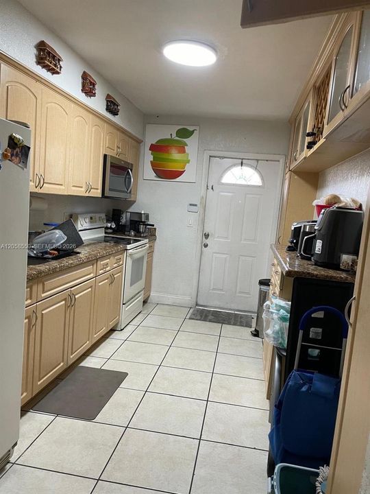 For Rent: $2,400 (2 beds, 1 baths, 1848 Square Feet)