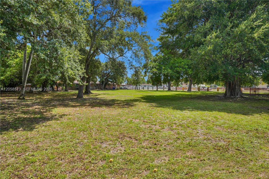 待售: $1,400,000 (0.99 acres)