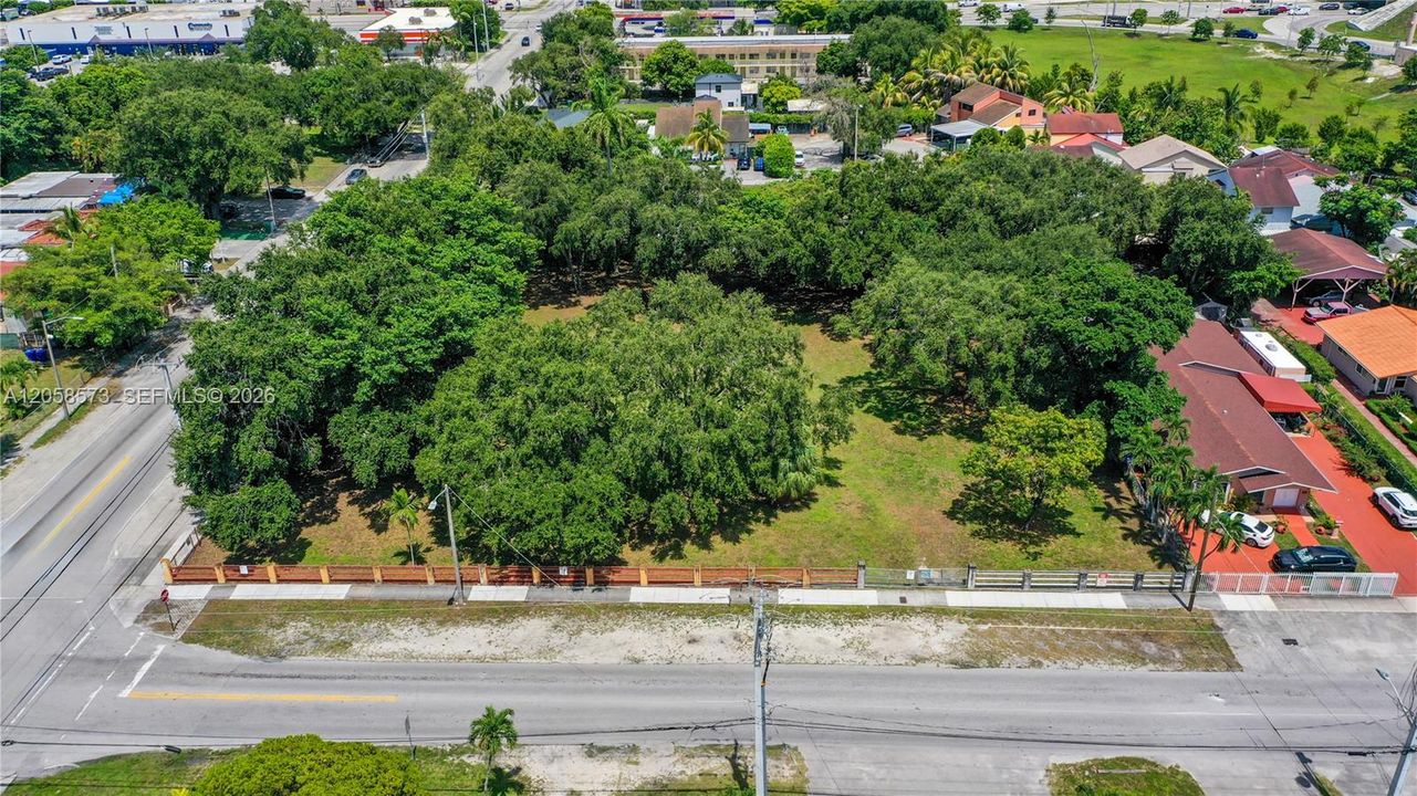 待售: $1,400,000 (0.99 acres)