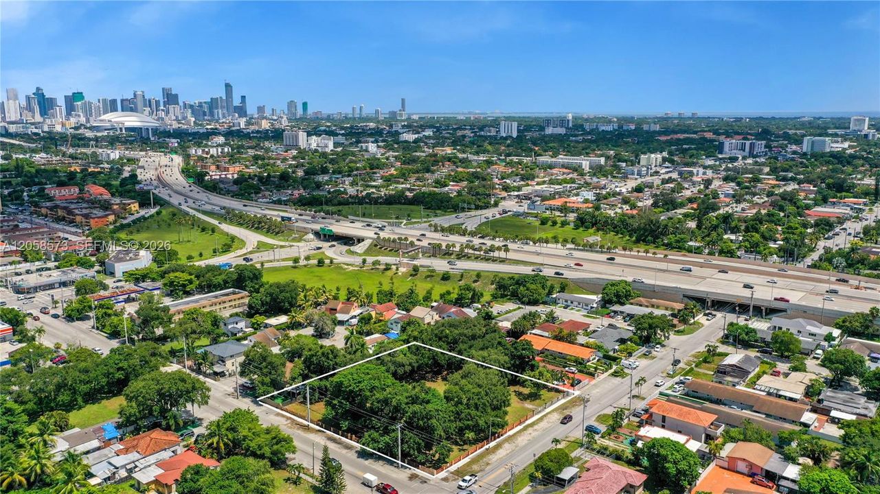 待售: $1,400,000 (0.99 acres)