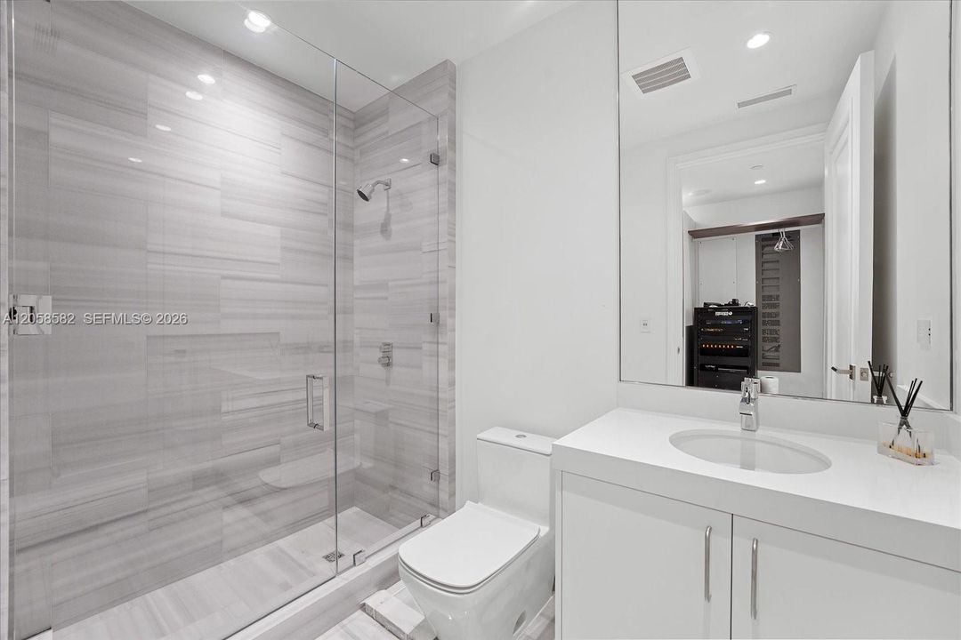 For Rent: $60,000 (5 beds, 7 baths, 3803 Square Feet)