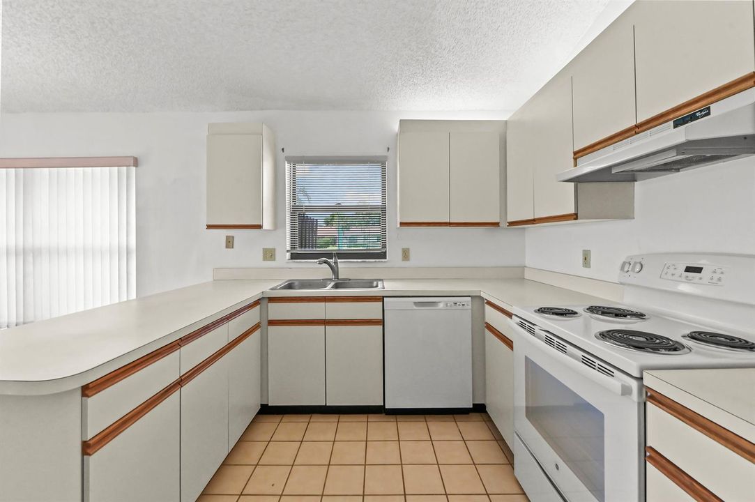 10 Kitchen 01