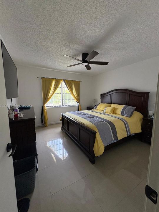 For Sale: $260,000 (1 beds, 1 baths, 672 Square Feet)