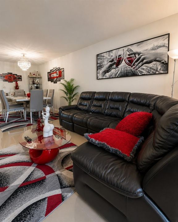 For Sale: $260,000 (1 beds, 1 baths, 672 Square Feet)