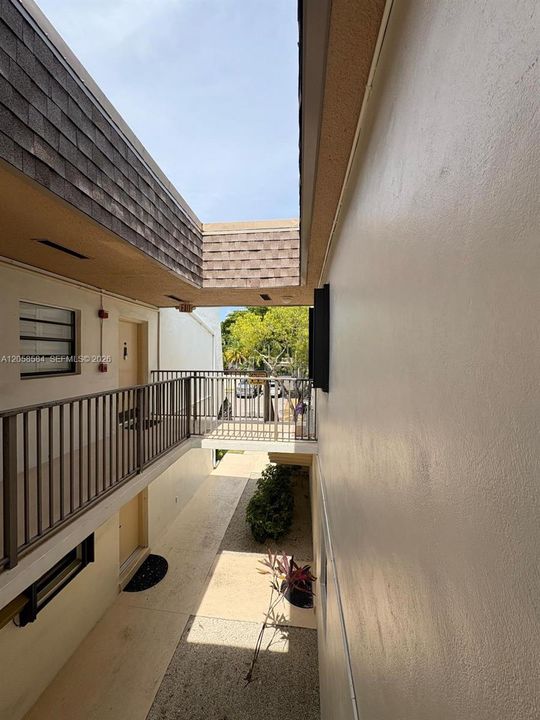 For Sale: $260,000 (1 beds, 1 baths, 672 Square Feet)