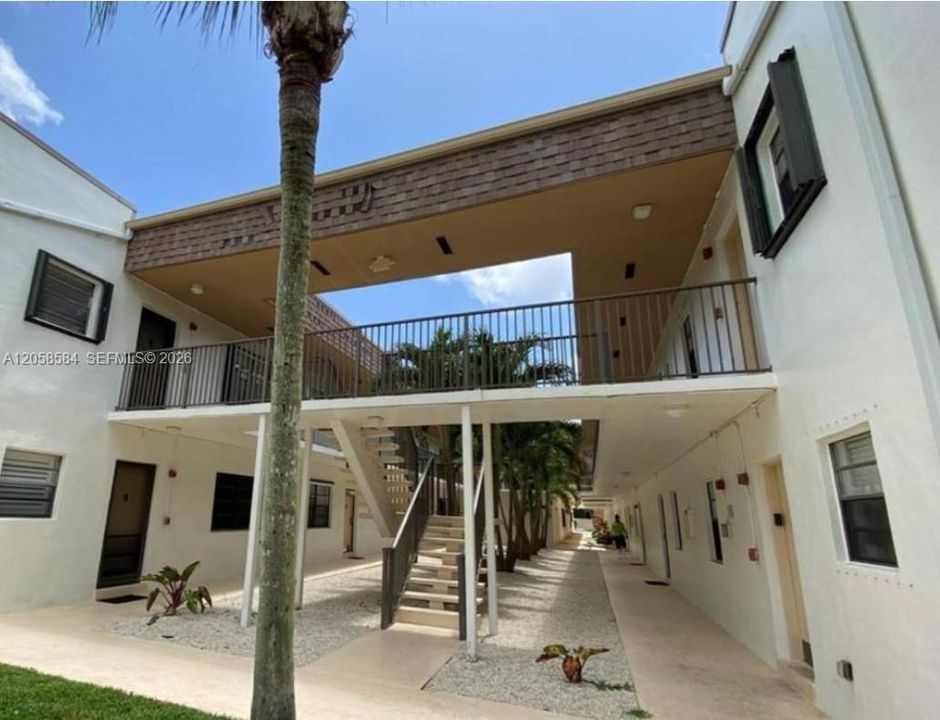 For Sale: $260,000 (1 beds, 1 baths, 672 Square Feet)