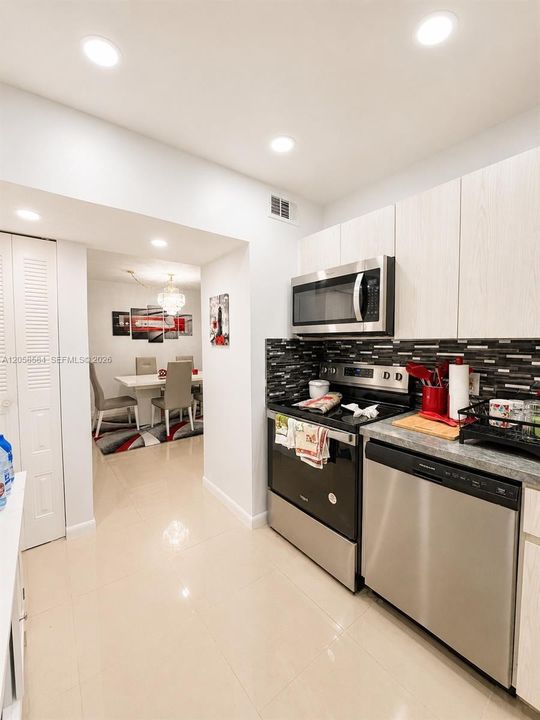 For Sale: $260,000 (1 beds, 1 baths, 672 Square Feet)