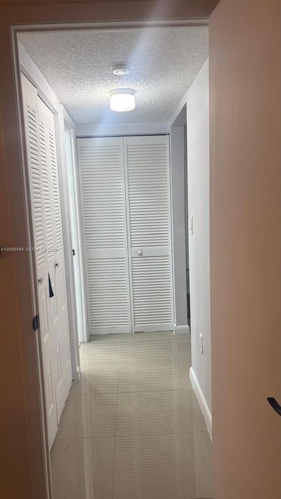 For Sale: $260,000 (1 beds, 1 baths, 672 Square Feet)
