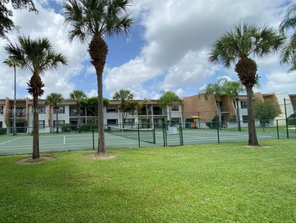 For Sale: $260,000 (1 beds, 1 baths, 672 Square Feet)