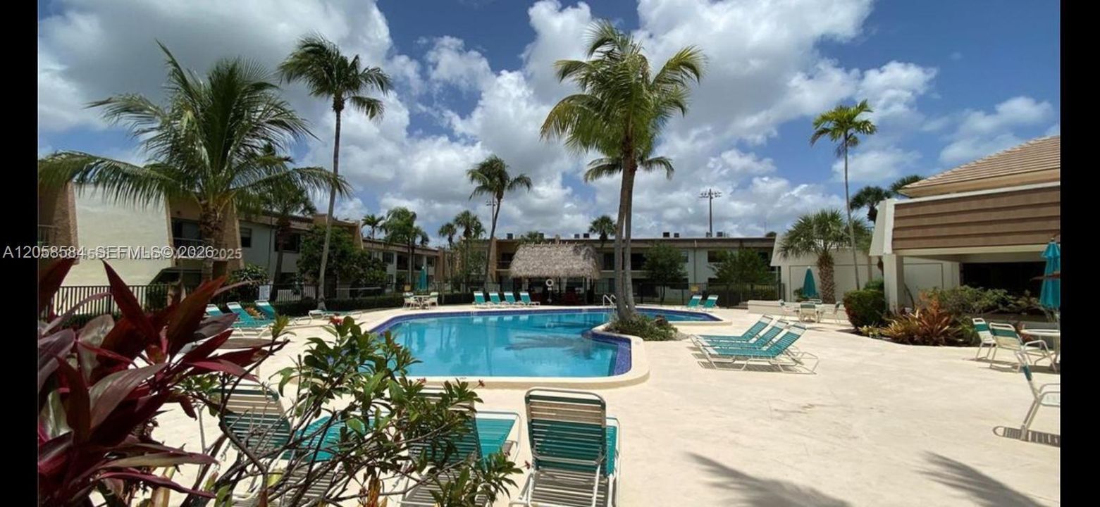 For Sale: $260,000 (1 beds, 1 baths, 672 Square Feet)