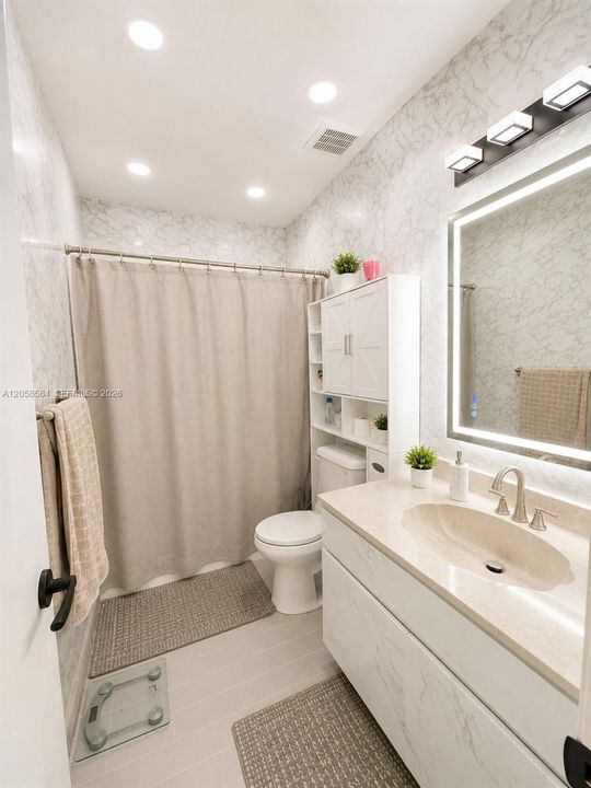 For Sale: $260,000 (1 beds, 1 baths, 672 Square Feet)