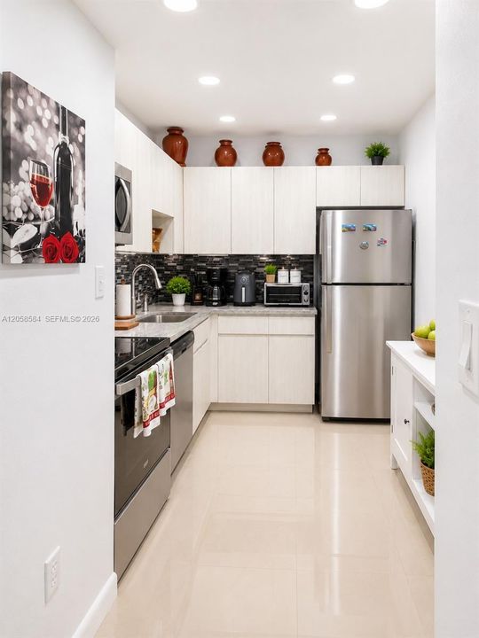 For Sale: $260,000 (1 beds, 1 baths, 672 Square Feet)