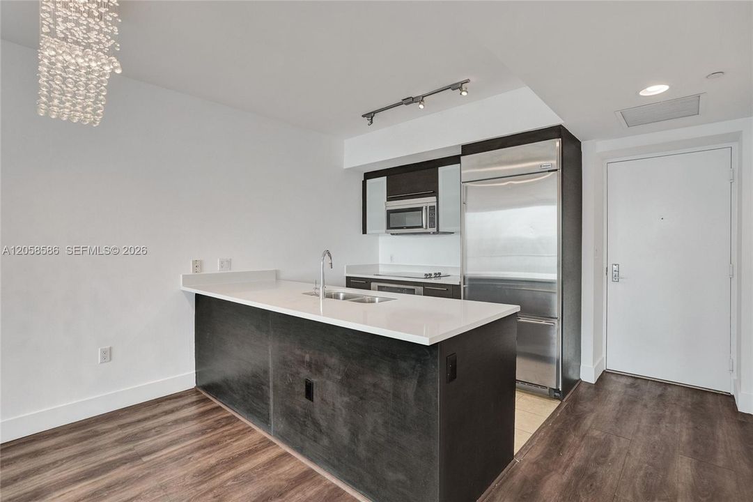 For Sale: $425,000 (1 beds, 1 baths, 738 Square Feet)