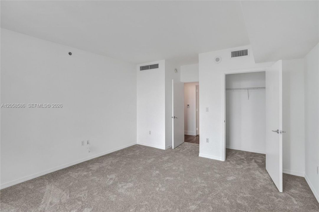 For Sale: $425,000 (1 beds, 1 baths, 738 Square Feet)