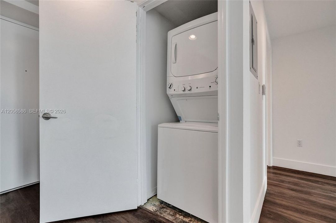 For Sale: $425,000 (1 beds, 1 baths, 738 Square Feet)
